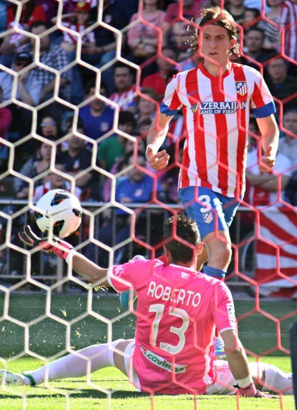 Filipe Luis cerró la cuenta con el 5-0 levantando el balón por encima de Roberto Filipe Luis cerró la cuenta con el 5-0 levantando el balón por encima de Roberto